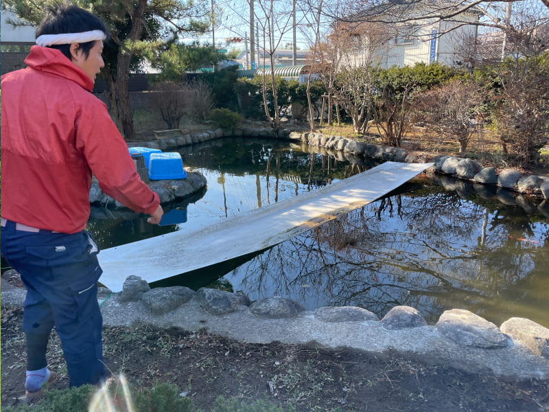 池の解体・土での埋め戻し作業